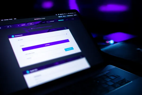 A confident dealer surrounded by casino chips inviting players to access their JUGABETT account, reflecting quick and easy login options.